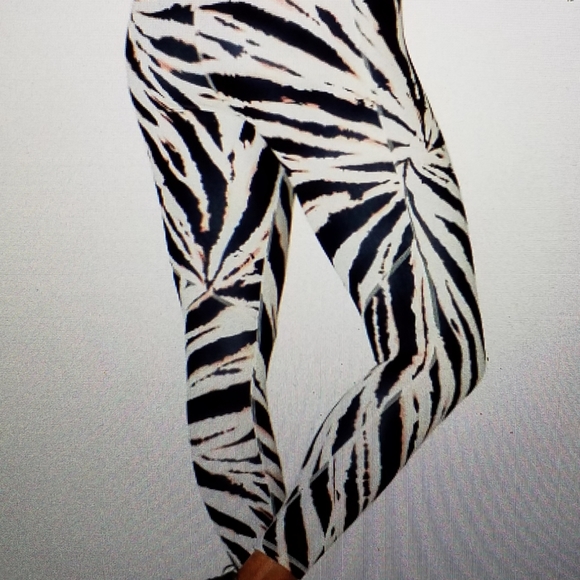 High Waisted PureLuxe 7/8 M- Fabletics Athleisure - Picture 3 of 6